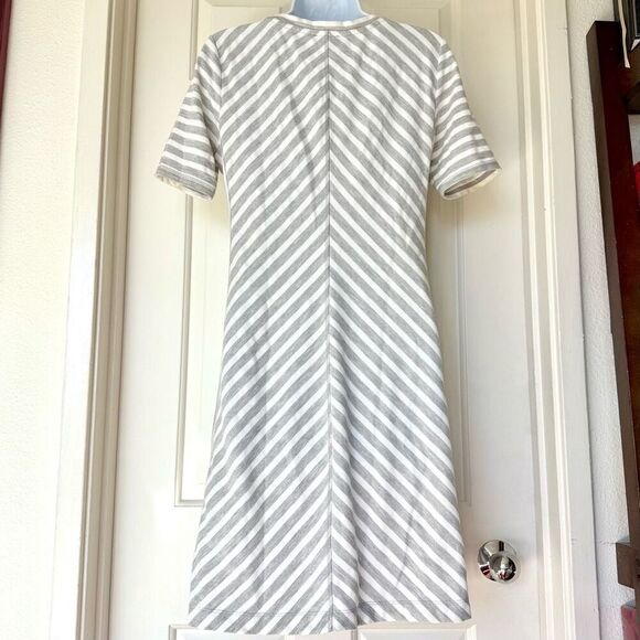 T by Talbots Gray and White Chevron Striped Short Sleeve Shift Dress - Picture 3 of 9